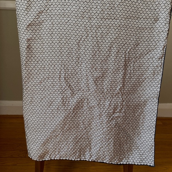 Vintage Gucci silk scarf 34x34 black interlocking G's classic logo on white - Picture 3 of 3